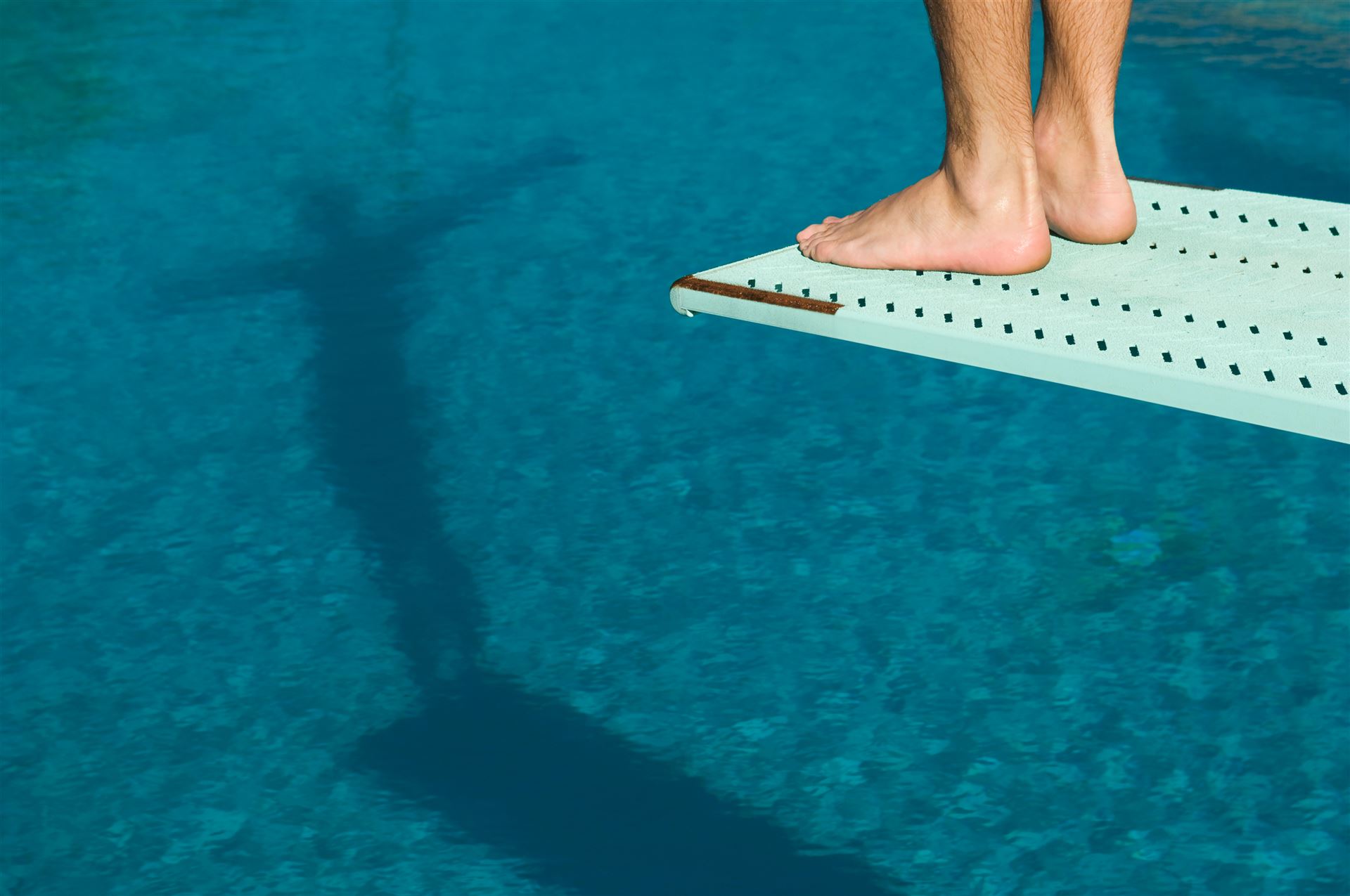 Schwimmer auf Sprungbrett